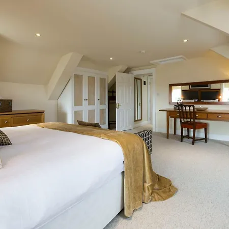 Barrow House 4* ترالي