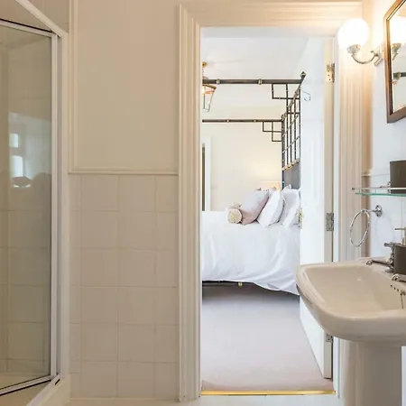 Barrow House 4* ترالي